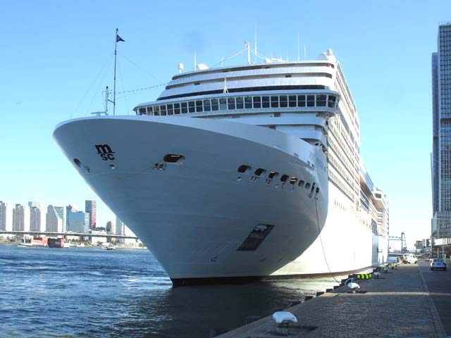 Cruiseschip ms MSC Poesia van MSC Cruises aan de Cruise Terminal Rotterdam